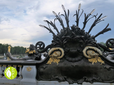 Paris Sehenswuerdigkeit Pont Alexandre III Nymphe von hinteren Sicht