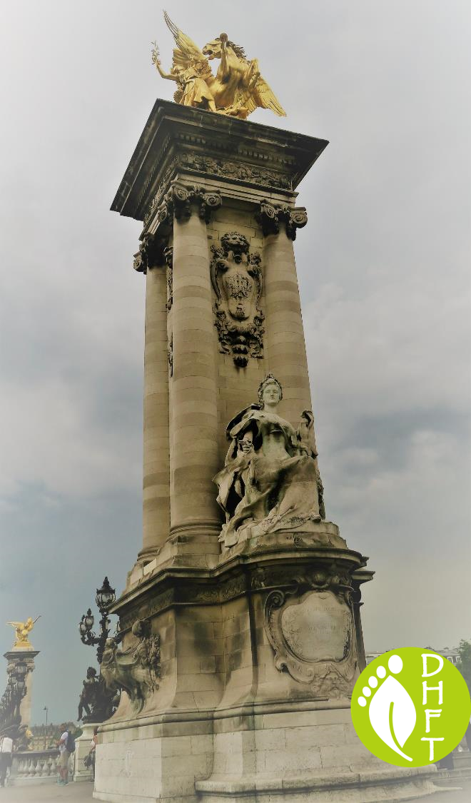Paris Sehenswuerdigkeit Pont Alexandre III Pylone und statue