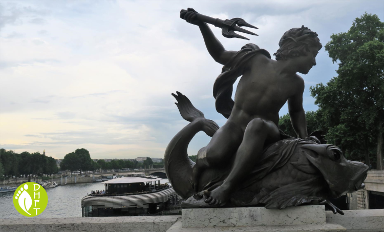 Paris Sehenswuerdigkeit Pont Alexandre III Statue an der Bruecke