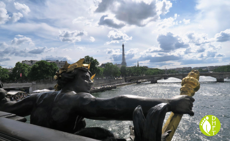 Paris Sehenswuerdigkeit Pont Alexandre und die Nymphen